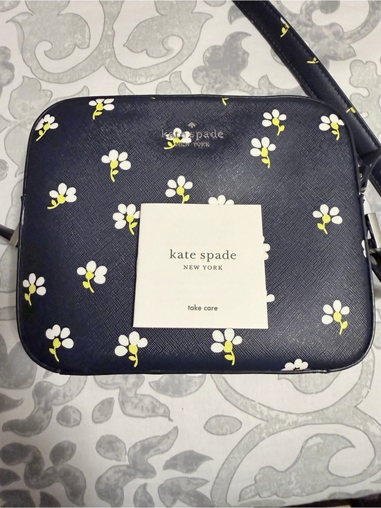 kate spade Handbags - kate spade Newbury Lane Daisy crossbody with white and yellow blooms
